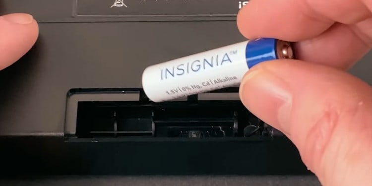 Keyboard Keeps Disconnecting And Reconnecting? Here's How to Fix it 3 Changing keyboard battrey