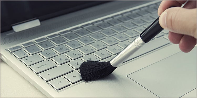 cleaning-keyboard-with-brush