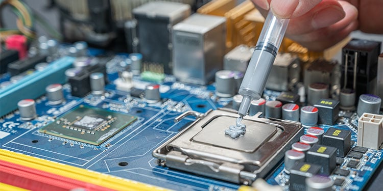 applying-thermal-paste-on-cpu