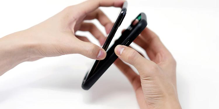 Wireless Charging Pad Not Working? Here’s How to Fix It 5 removing-case
