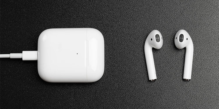 AirPods Won't Flash White - Why & How to Fix it 3 charging-airpods