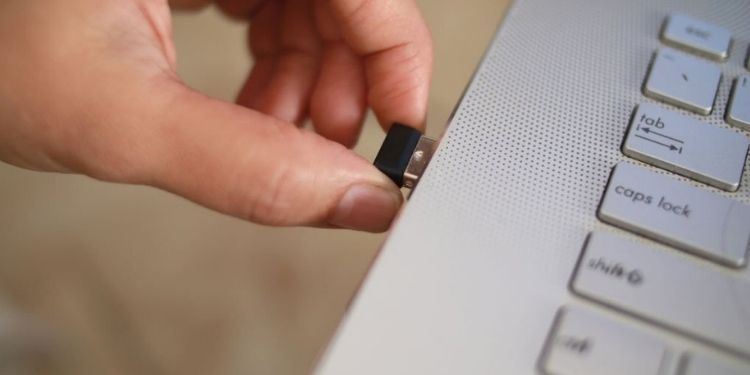 How to Setup a Logitech Mouse (Beginner's Guide) 4 insert-usb-dongle