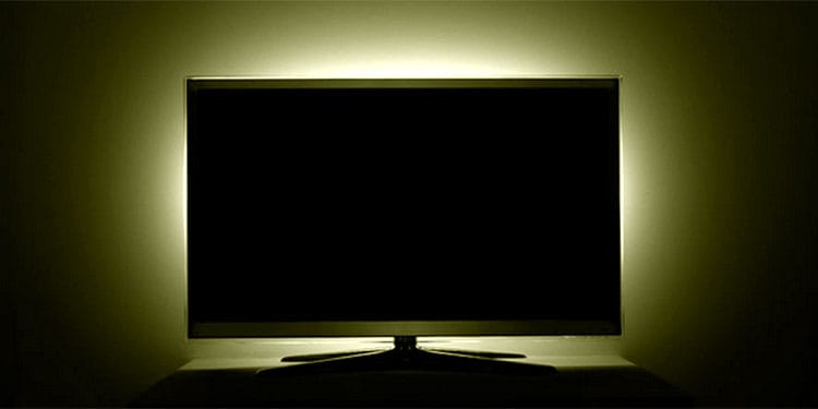 Best Monitor Settings For Your Eyes 7 lamp behind monitor