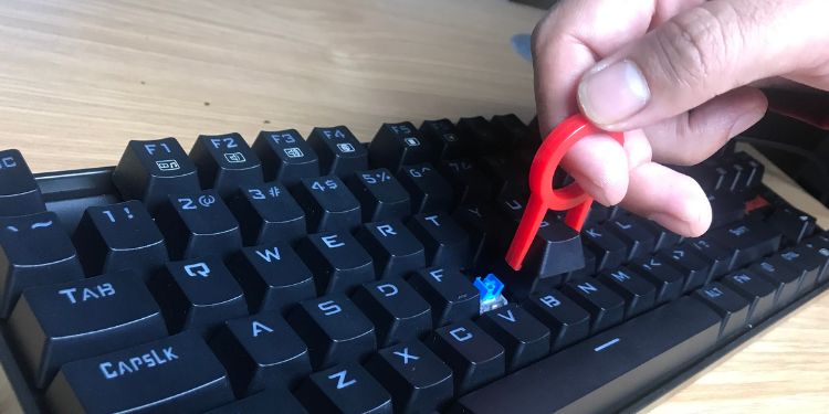 pull-key-using-keycap-puller