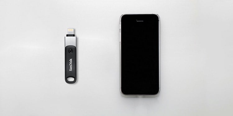 sandisk-flash-drive-and-iphone