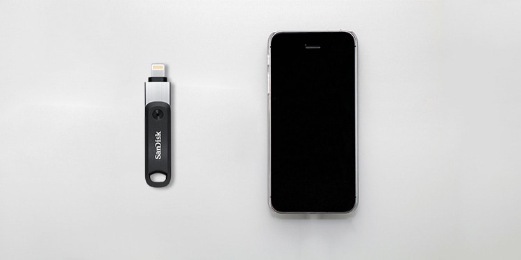 How to Transfer Photos From iPhone to Flash Drive? 3 sandisk-flash-drive-and-iphone