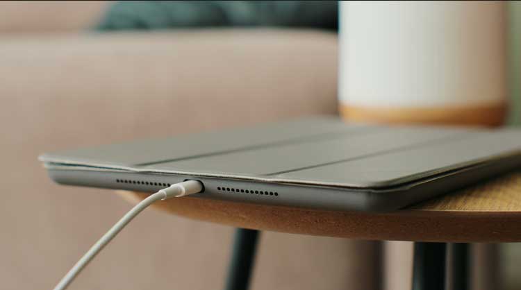 Tablet Won't Turn On? Here Are 7 Ways to Fix It 1 tablet charging 1