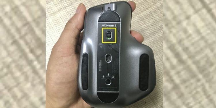 How to Setup a Logitech Mouse (Beginner's Guide) 5 turn-on-mouse