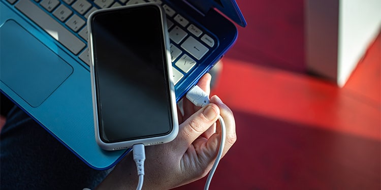 USB 3 Vs USB 4 – What's the Difference? 3 usb-data-transfer