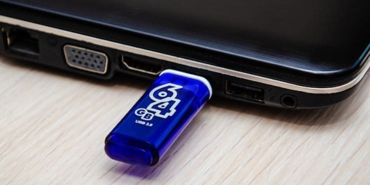 insert flash drive to laptop port
