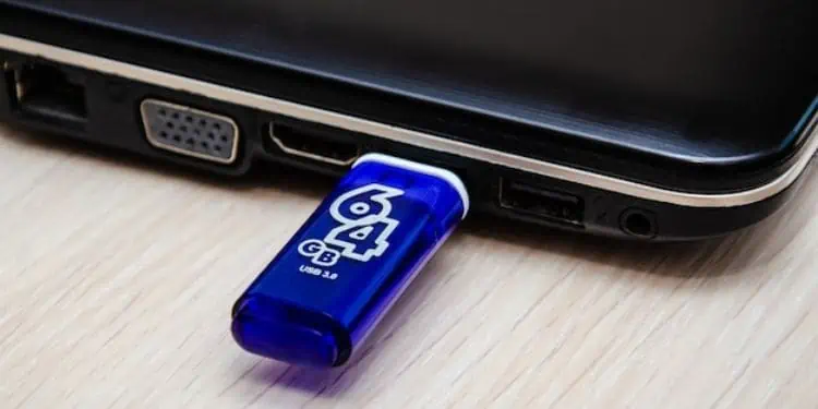 insert-flash-drive-to-laptop-port