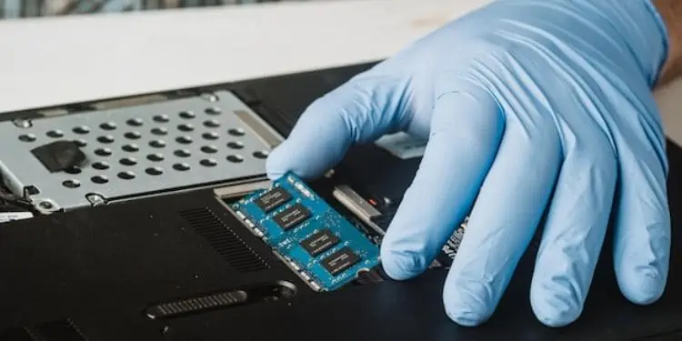 laptop-align-the-ridge-and-the-notch-of-the-RAM-chip
