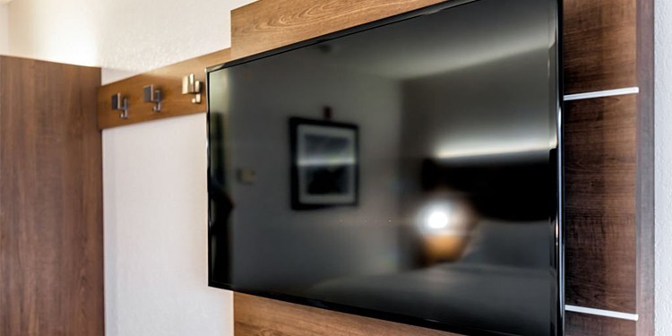 Why is My TV Making Crackling Sound? How to Fix It 1 mount-your-tv-properly-on-wall