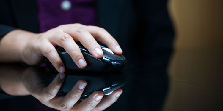10 Best Mouse Pad Alternatives 6 mouse in a reflective surface