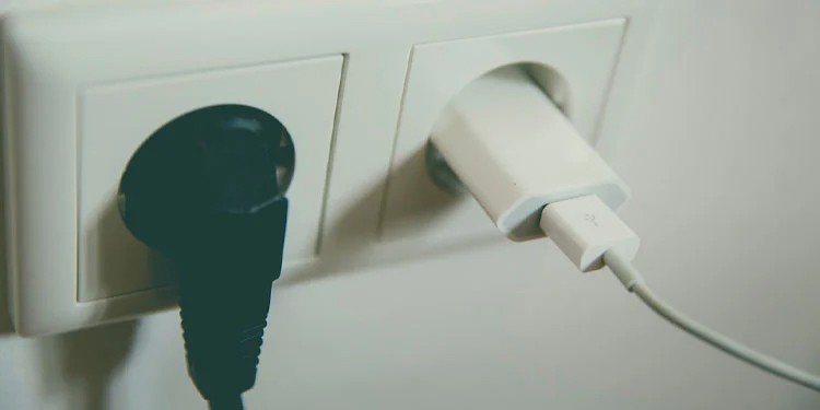 Kindle Fire Won't Charge? Try These 6 Ways to Fix It 3 Charge directly from power outlet