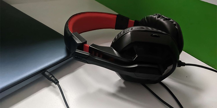 Dell Speakers Not Working? Here’s How to Fix 6 Headphone-PluggedIn-Laptop