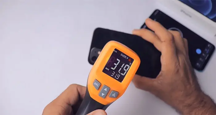 Point-the-thermometer-towards-the-back-of-the-iPhone