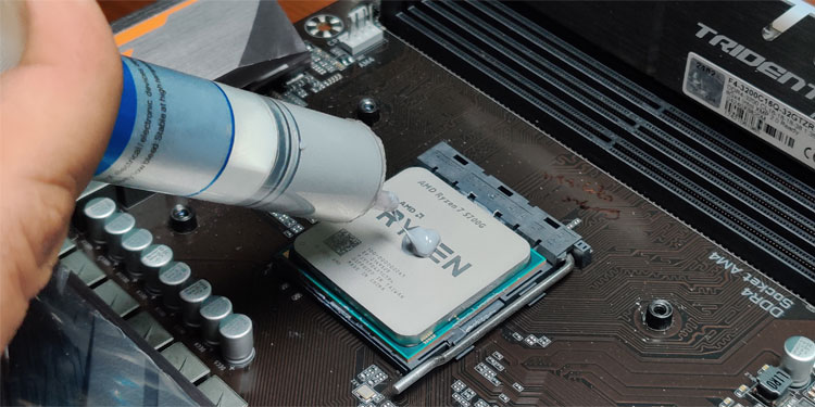 Thermal Paste vs Liquid Metal—Which One is Better 1 apply-thermal-paste