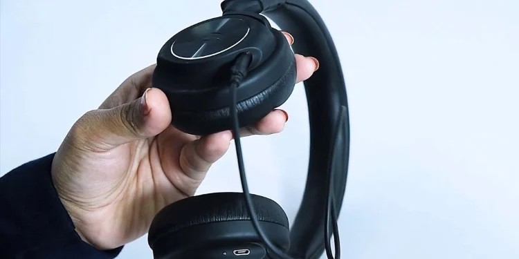 Why Can I Only Hear Out of One Headphone? How to Fix It 3 aux cable wireless headphones