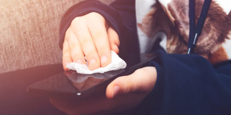 Tablet Touch Screen Not Working? Here are 12 Proven Ways to Fix It 8 clean-tablet-screen