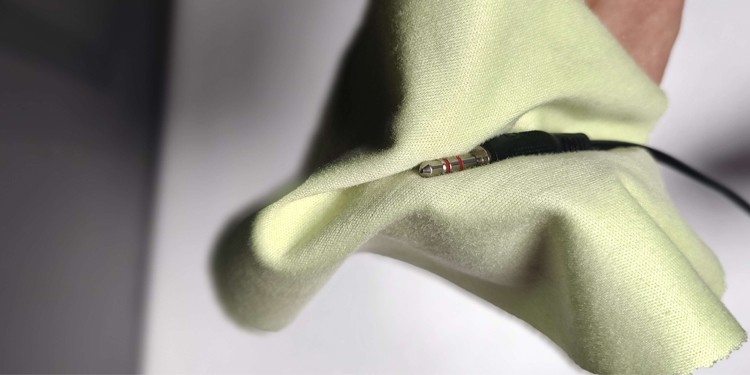 Why Can I Only Hear Out of One Headphone? How to Fix It 1 clean the audio jack of headphone