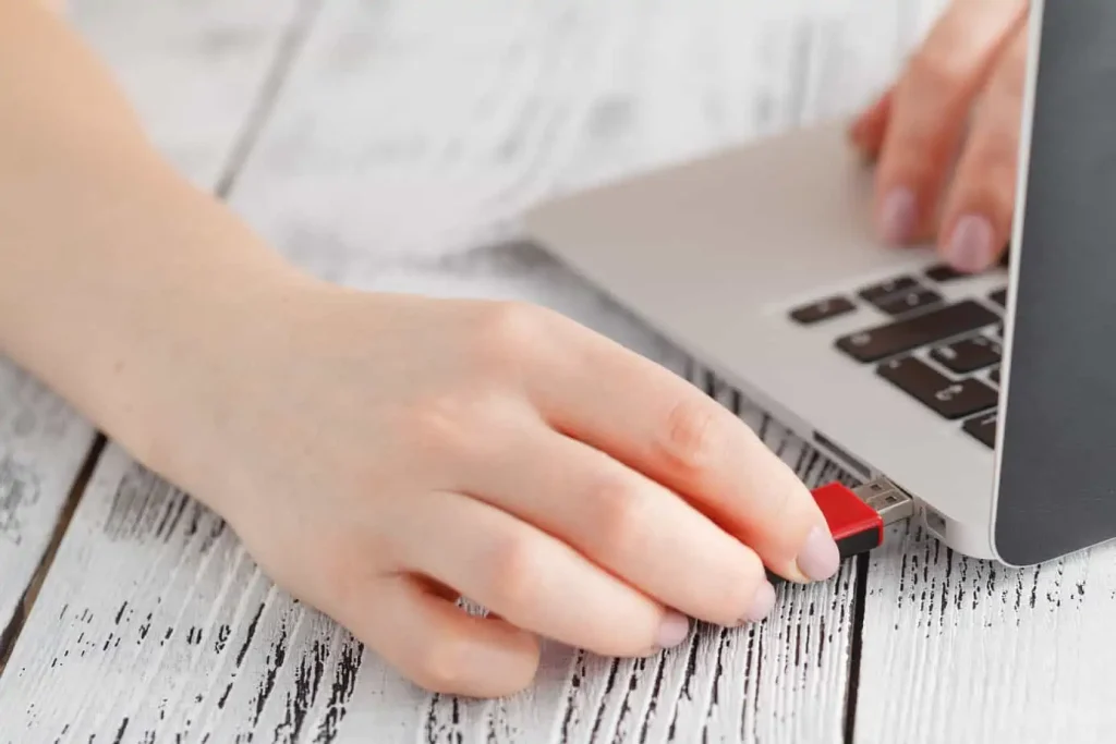 eject-usb-from-pc-1024x683