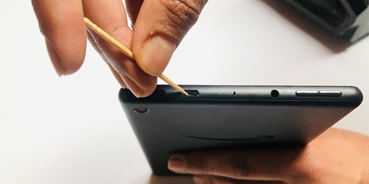 toothpick-cleaning-charging-port-kindle