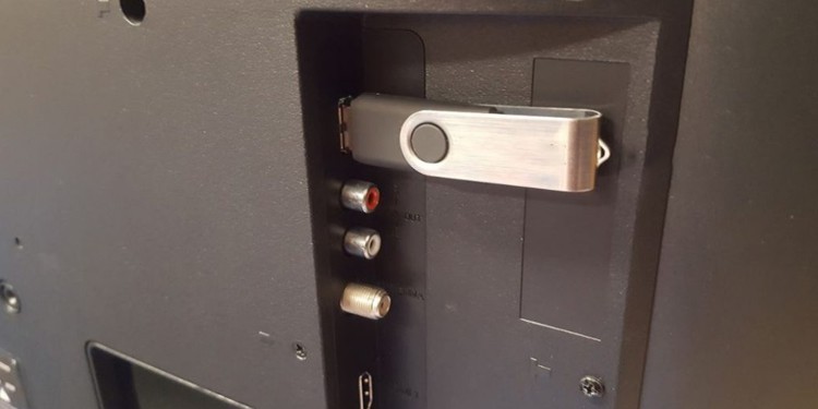 usb-drive-insert-at-tv