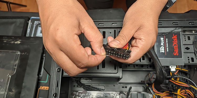 PC Stuck on Boot Screen? Here’s How to Fix It 8 Insert-paperclip-into-the-16th-and-17th-pins