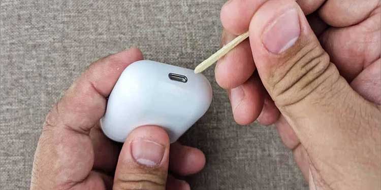 AirPod Case Not Charging? Here are 8 Ways to Fix it 3 clean airpod port