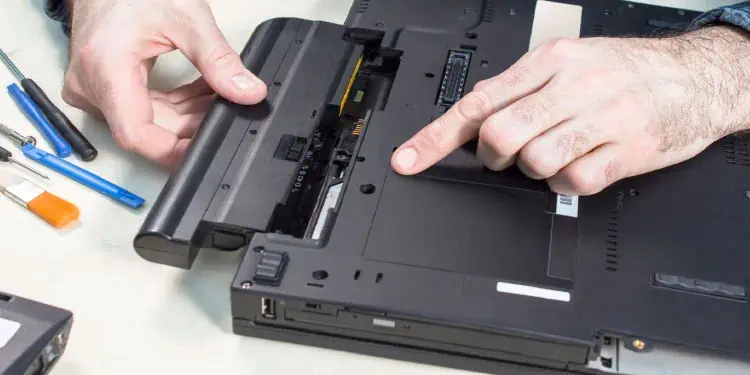 unscrew-remove-laptop-battery
