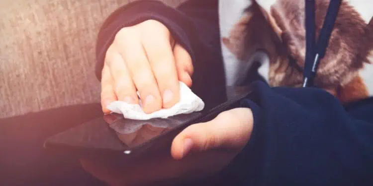 Clean-Phone-with-Microfiber-Cloth