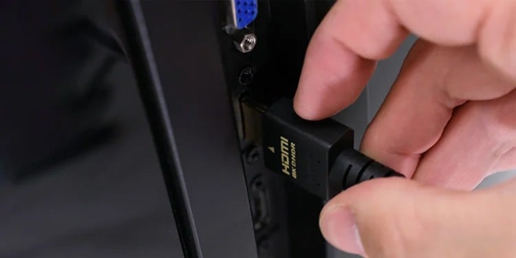 Inserting-HDMI-cable