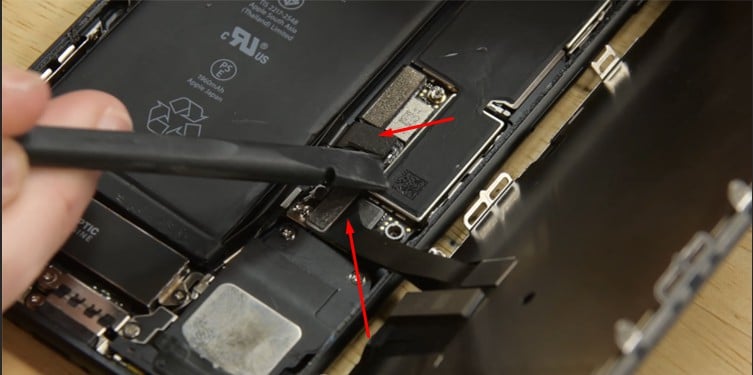 Remove-the-battery-connector