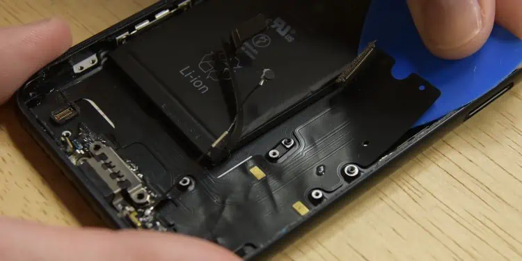 How to Fix a Loose iPhone Charging Port 33 Unhook-lightning-connector