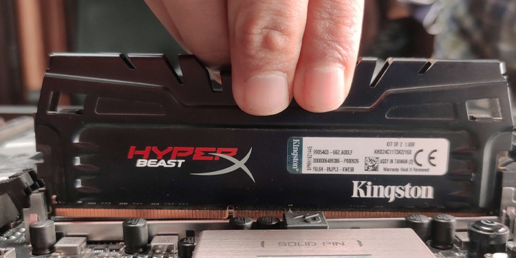 inserting-ram