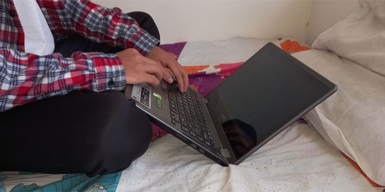 How To Safely Use Laptop On Bed Without Overheating It - 76