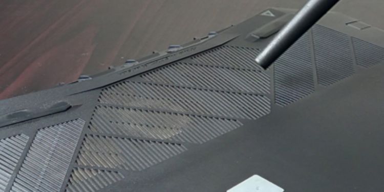laptop vents cleaning using compressed air