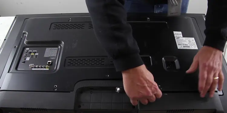 removing-back-panel-of-tv-1