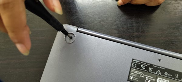 removing-screws in laptop