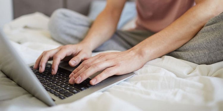 use-laptop-on-bed