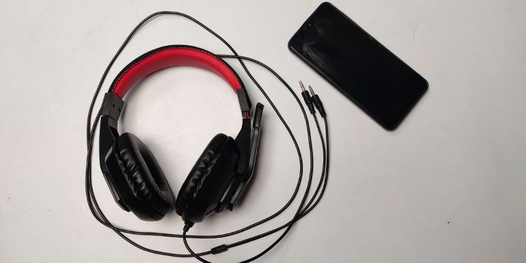 Microphone Not Working on Windows? Here’s How to Fix It 1 check-microphone-on-smartphone-1
