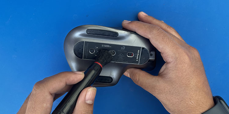 Windows Screensaver Not Working? How To Fix It 5 clean mouse sensor