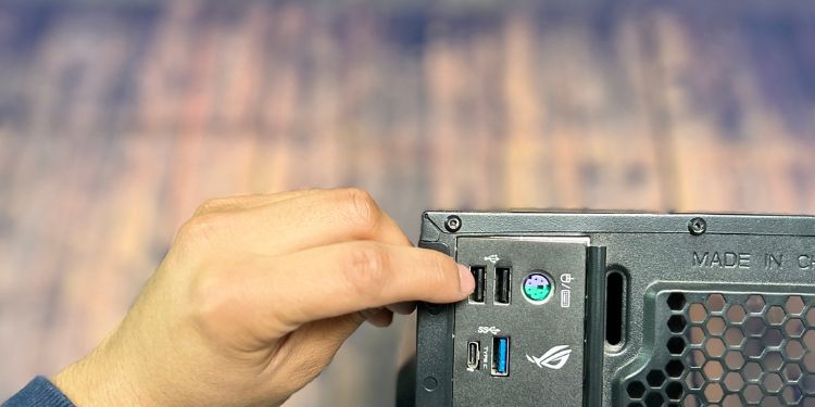 How to Clean USB Port on PC (Comprehensive Guide) 10 avoid inserting your finger inside usb port
