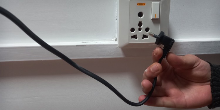 Samsung TV Turning On and Off by Itself? 11 Proven Ways to Fix It 5 check-power-connections
