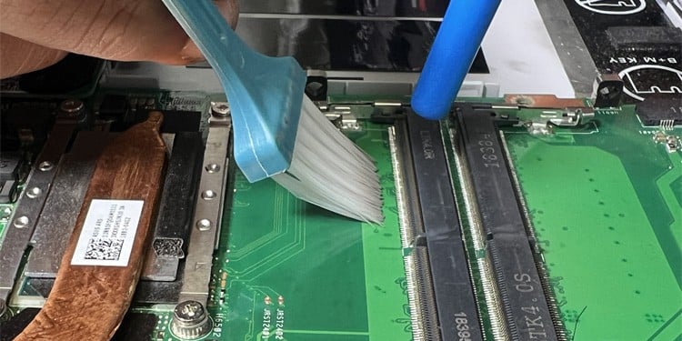 clean-RAM-slot