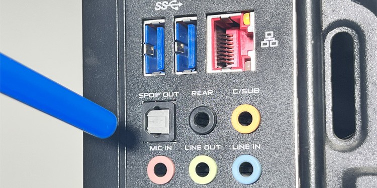 Motherboard Audio Not Working? Try These Fixes 2 clean-motherboard-audio-port