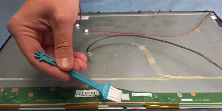 clean-tcon-board-on-tv-1