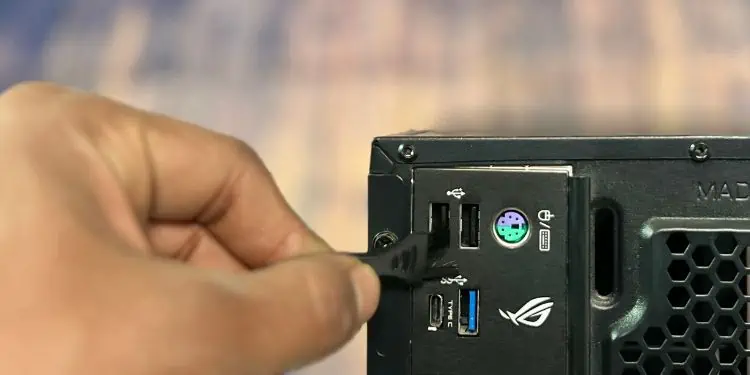 clean-usb-port-using-a-brush