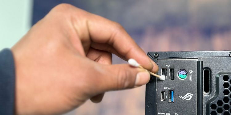 clean usb port using a cotton bud
